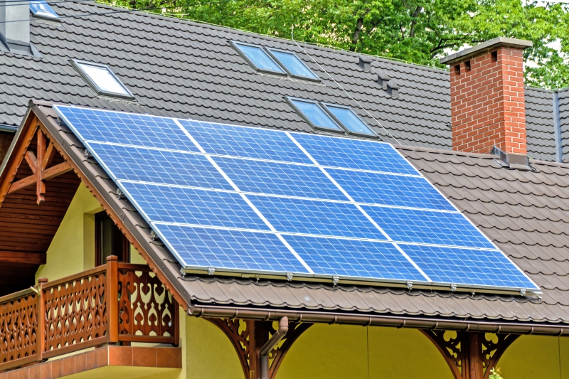 chauffagiste-TRAMOLE-min_solar-panels-1477987